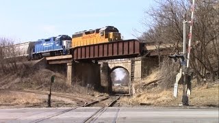 preview picture of video 'Union Pacific Local on Spine Line crossing US 65 in Iowa Falls, Iowa'