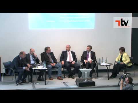 Wie in jedem Jahr gehörte auch in diesem Jahr eine hochkarätig besetzte Podiumsdiskussion zum Programm des Telematik Awards. So setzte sich diese 2012 aus folgenden Teilnehmern zusammen:
Frank Biermann, Vorstand Marketing und Vertrieb, mobileObjects AG
Jörg Bode, Minister für Wirtschaft, Arbeit und Verkehr des Landes Niedersachsen,
stellvertretender Ministerpräsident
Dr. Kay Lindemann, Geschäftsführer, Verband der Automobilindustrie (VDA), Berlin
Mathias Übelacker, Chef der Europazentrale, Helpten Oy, Berlin
Vincent Kobesen, CEO der PTV GROUP
Die Moderation der Gesprächsrunde übernahm Frau Prof. Birgit Wilkes (TH Wildau), Chefjurorin des Telematik Awards.
Der Telematik Award 2012:
Der Veranstalter, die führende Fachzeitung der Telematik-Branche im deutschsprachigen Raum, Telematik-Markt.de und ihr Partner, der VDA (Verband der Automobilindustrie), verliehen am 20.09.2012 den Telematik Award 2012 auf der IAA Nutzfahrzeuge in Hannover. Schirmherr war, wie auch schon zur Verleihung 2010, Jörg Bode, Minister für Wirtschaft, Arbeit und Verkehr des Landes Niedersachsen und stellvertretender Ministerpräsident. Er überreichte gemeinsam mit dem Veranstalter und dem VDA die begehrten Trophäen an die siegreichen Unternehmen.