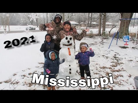 WE BUILT THE BIGGEST SNOWMAN! | SNOW IN MISSISSIPPI 😱