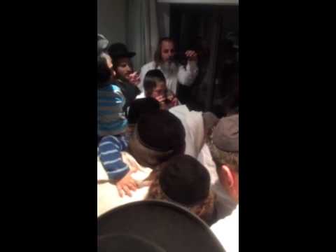 צפו: הגה"צ הרב אליעזר ברלנד שליט"א מברך על נר ראשון של חנוכה