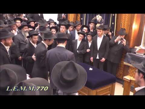 חלוקת דולרים להוספה בצדקה • י"ד שבט התש"פ