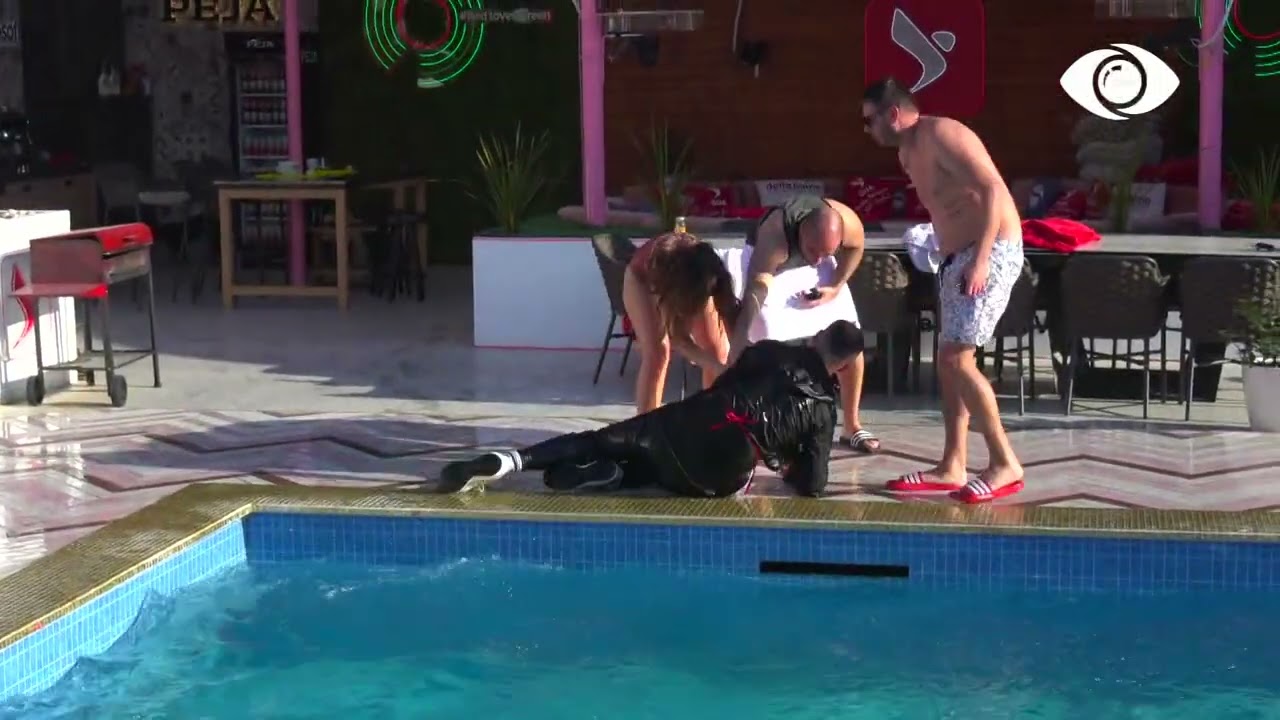 Bledi hidhet me rroba në pishinë