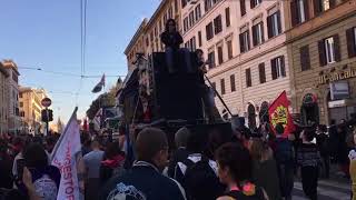 cori-e-slogan-dei-manifestanti-chi-inquina-viene-pagato