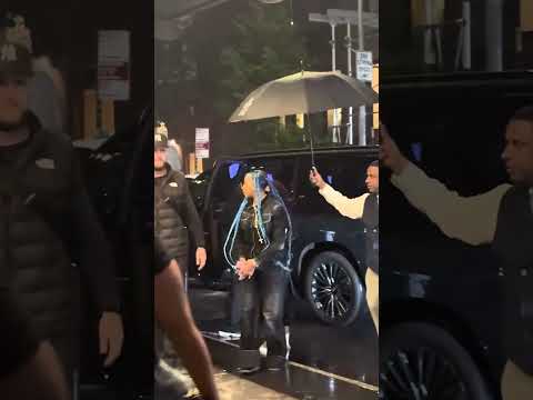 North West meets up with her mom, Kim Kardashian, at the #MetGala. (🎥: @theliyahrich/TMX)