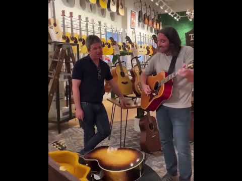 Noel Gallagher in Chicago Music Exchange this afternoon. 🇺🇸