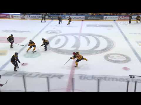 Adam Wolin nostaa kiekon puolesta kentästä maaliin erän viimeisellä minuutilla!