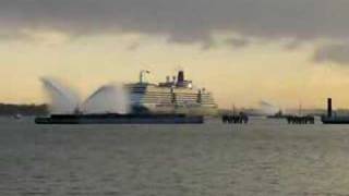 preview picture of video 'Queen Victoria approaches Hythe pier Water Salute from Tugs'