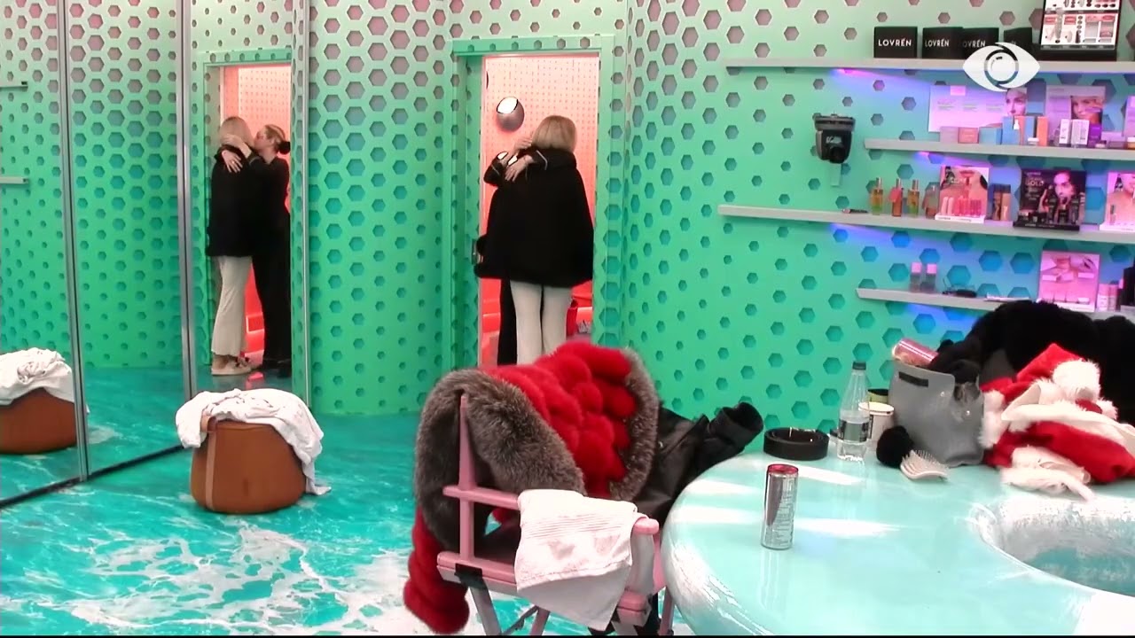 Selin përqafon dhe puth Brikenën