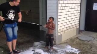 Мальчик-цыганин пришел на автомойку чтобы помытья - Видео онлайн