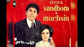 Download lagu Titiek Sandhora & Muchsin - Pesta Di Bulan / Pertengkaran (2 songs) thn 1970 - Band 4 Nada mp3
