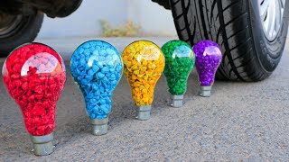 Aplastando Cosas Crujientes con el Coche | Experimento: Rueda de Coche VS Bombillas con Petardos