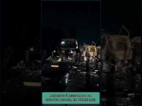 Grave acidente entre ônibus, carreta e caminhonete deixa vítimas fatais na MG-050, em Piumhi