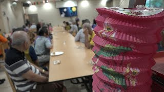 年轻学子来相伴 长者佳节不孤单