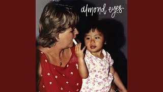 almond eyes