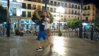Jugando en el quiosco de la plaza