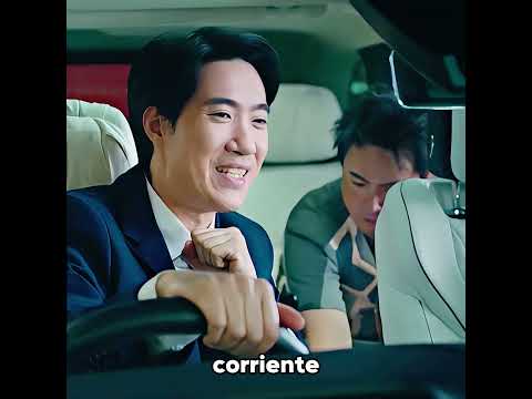 Para cargar la batería, entré en la tienda de coches eléctricos.