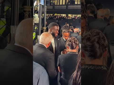 🚕 Quand Dayot Upamecano et Michael Olise attendaient leur taxi pour rentrer #ballondor #munich