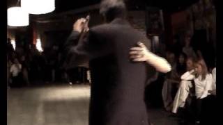 Ernesto y Stella Baez bailan en la milonga de Ana y Luis 4