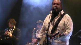 the mavericks - stories we could tell - raul stops the song 1min 25 s - you don't hit a woman