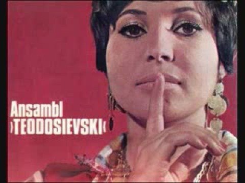 Esma Redžepova i Ansambl teodosokovski-Stani mome da zaigraš