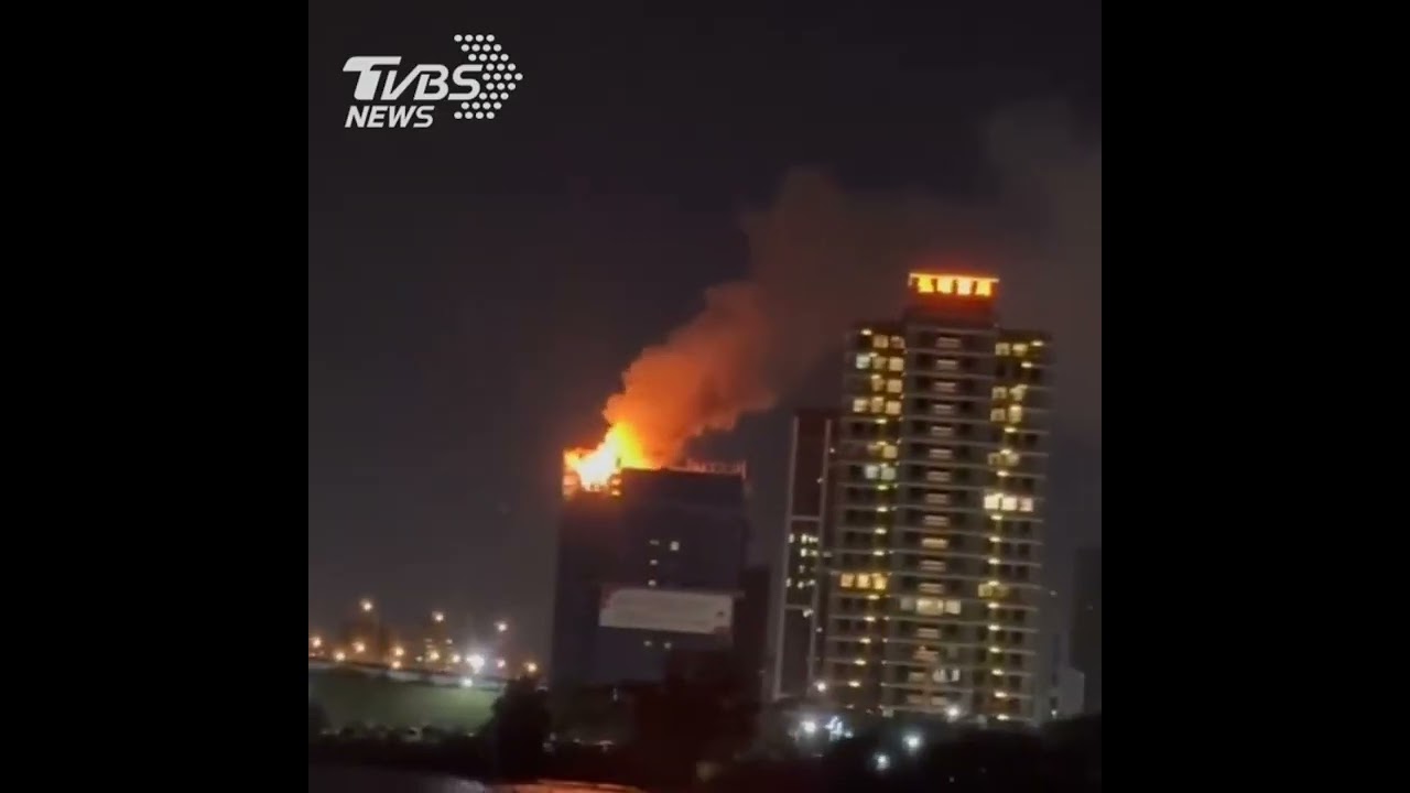 快訊/烈焰竄天!三重建案晚間爆火警 近百消防出動灌救