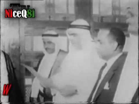 الشيخ عبدالله السالم رحمه الله يستلم مشروع الدستور