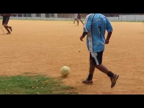 Atacante passa perto da bola, após cruzamento | avarzea.com.br