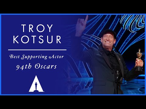 Thumbnail of the video: Troy Kotsur Wins Best Supporting Actor for 'CODA' | 94th Oscars