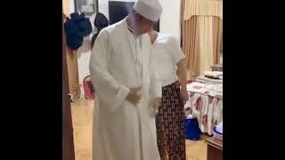 Download lagu Gus Abas Buntet di hadiahi gamis oleh Abah Maulana Al-Habib Luthfi bin Yahya mp3 Download lagu Gus Abas Buntet di hadiahi gamis oleh Abah Maulana Al-Habib Luthfi bin Yahya mp3