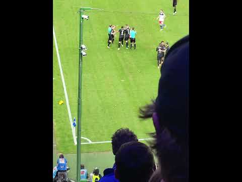 VfB Stuttgart Jubel zum 2:1 beim HSV provoziert Becherwürfe und Rudelbildung