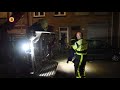 Drijfnat jongetje (7) met hoogwerker van richel gered nadat zijn ouders hem alleen thuis lieten