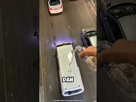 Pria Ini Siram Mobil dari Atas Jembatan… Tapi Timing-nya Bikin Kaget