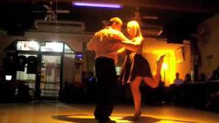 Daniele Calà & Graziella Pulvirenti bailando otro tango en Milonga 10 (Buenos Aires)