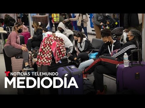 Caos por la cancelación de vuelos tras casos de COVID-19 | Noticias Telemundo