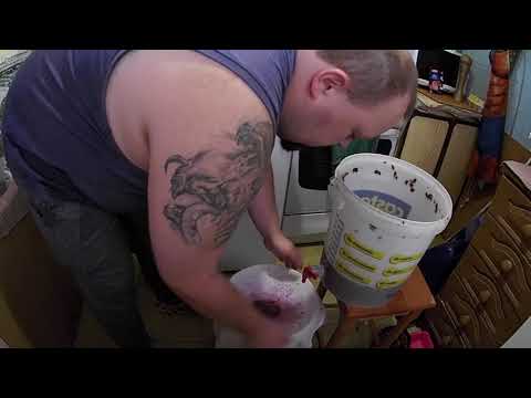 Wino z winogron - cz. 3 - zlewanie z moszczu