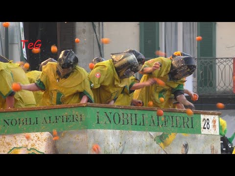 Battaglia arance piazza Ottinetti - 11 febbraio - Carnevale Ivrea 2024