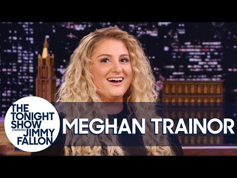 メーガン・トレイナー、13歳の時にソカバンドで歌っていた映像に反応 (Meghan Trainor Reacts to Footage of Herself Singing with Her Soca Band at Age 13)