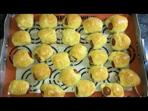 Mini Dogs (pãozinho recheado com salsicha)