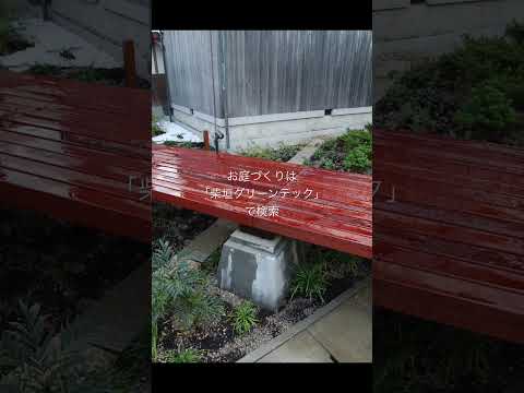 jardin-moderne-tendances-allée-courbée-fleurs-jardinières