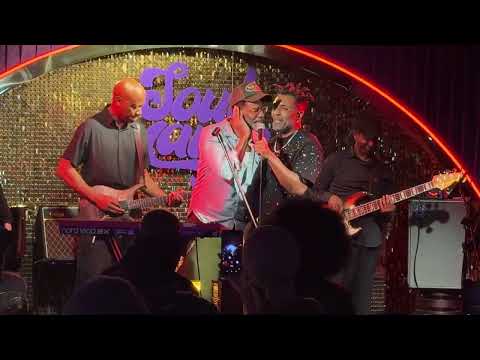 Eric Benet jumps on stage in London at Soul Mama - impromptu duet with OMAR