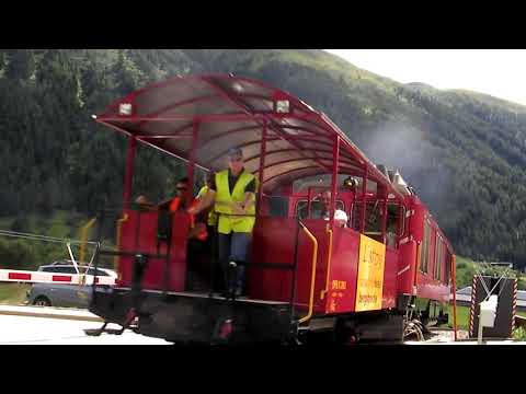 Furka-Bergstrecke: Abfahrt des Löschzuges in Oberwald
