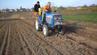 preview picture of video 'ISEKI TU 1600 Potato planting,Burgonyarakógép. 2. /Hungary/'