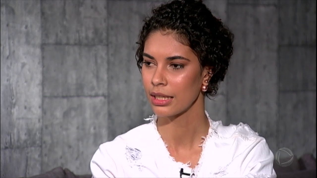 Brasileira que trabalhava como porteira vira modelo internacional após ser descoberta por um olheiro