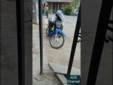 Nenek Nekat berani naik motor bebek sendirian