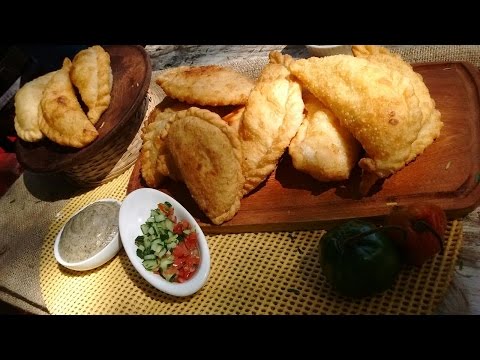 Empanadas bolivianas fritas y de pollo y árabes a la parrilla