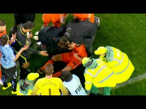 Uruguay / Niederlande WM 2010 Cáceres trifft  Demy de Zeeuw mit Fallrückzieher voll ins Gesicht HD