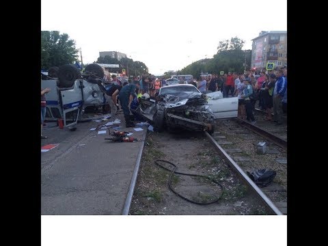 Пьяный водитель сбил полицейского и врезался в патрульную "Буханку"