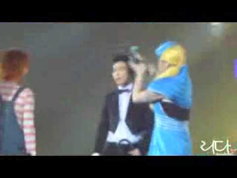 120406 Donghae with a bra on his head   SS4 Paris