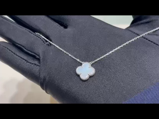 سويكت - عقد ذهب عيار 18 بتصميم عالمي وردة واحدة بوزن 4.50 جرام