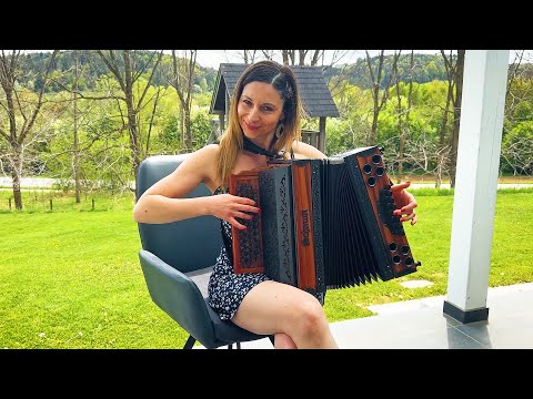Claudia Hinker spielt FLITTERWOCHEN auf ihrer Steirischen Harmonika